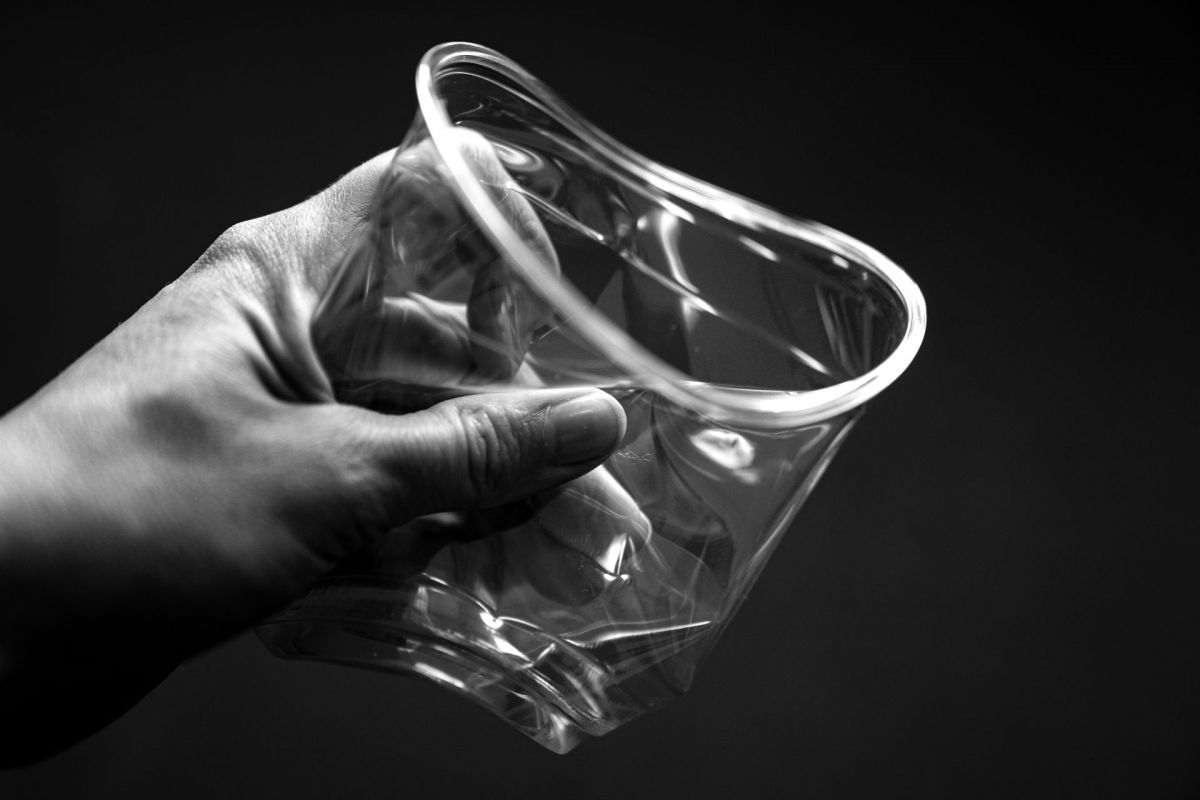 Danskerne er gode til at affaldssortere og genanvende emballage, men når emballagen er lavet af plastik, ser det ikke godt ud.