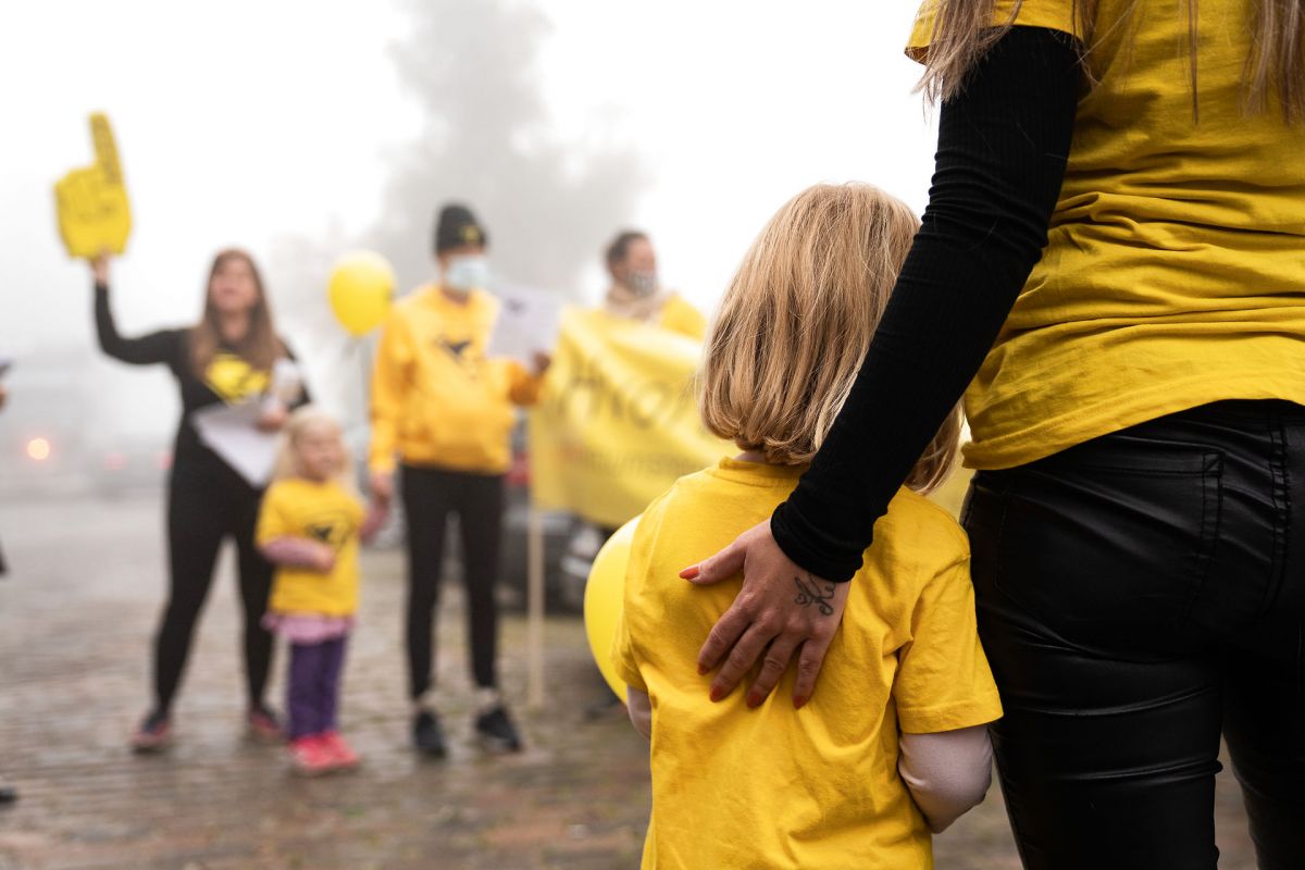 Det er ikke første gang, at Forældrebevægelsen #HvorErDerEnVoksen demonstrerer i minimumsnormeringernes navn. Billedet her stammer fra en aktion foran Børne- og Undervisningsministeriet sidste år.