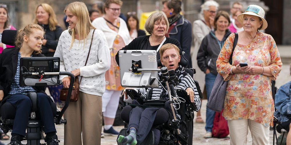 Tilbage i juni 2024 var der demonstration foran Christiansborg, fordi demonstranterne ikke følte til strækkeligt kompenseret i økonomiaftalen for 2022, som blev indgået mellem KL og regeringen. Det er Susanne Olsen, landsformand for Dansk Handicap Forbund enig i, men nu lancerer forbundet alligevel en kampagne, der skal sætte fokus på handicappedes vilkår til kommunalvalgkampen i 2021.