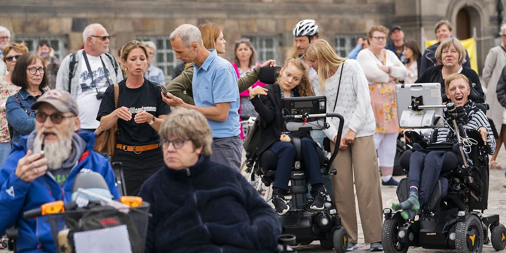 Handicaporganisationerne viste sin utilfredshed mod KL og regeringens økonomiaftale for 2022 i en demonstration på Christiansborg Slotsplads den 24. juni 2021.