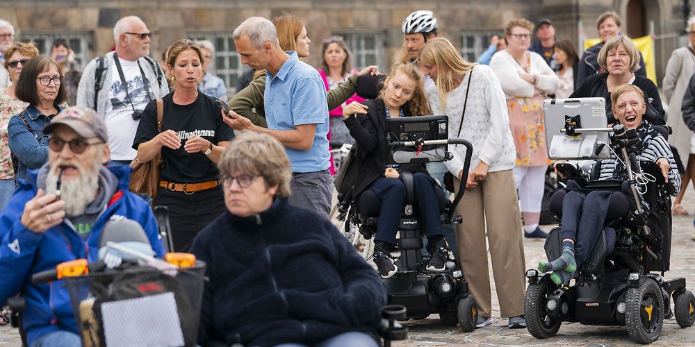 Så sent som i juni 2021 blev der demonstreret for flere midler til handicapområdet på Christiansborg Slotsplads. Men man bruger ikke umiddelbart færre penge på området i Danmark, end man gør i Sverige viser ny opgørelse fra VIVE.