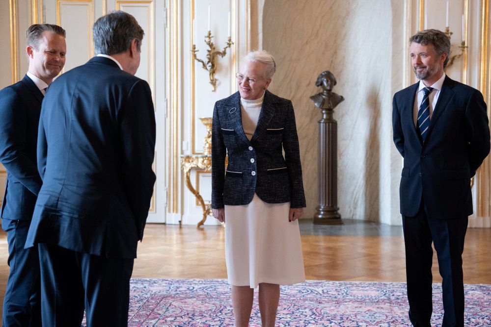 Lørdag tager dronning Margrethe imod Indiens udenrigsminister, men tilbage i maj var det den amerikanske udenrigsminister, Antony Blinken, der lagde vejen forbi. Her tog dronningen imod flankeret af kronprins Frederik (til højre) samt udenrigsminister Jeppe Kofod (S) (længst til venstre).