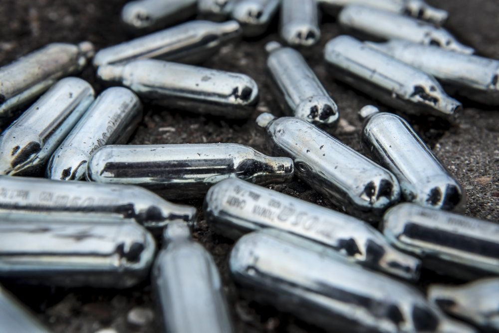 Salget af lattergaspatroner er blevet mindre, men der foregår stadig et vist salg illegalt, viser evaluering. Erhvervsminister Simon Kollerup (S) vil derfor drøfte justeringer af lov med aftalepartier. (Arkivfoto)