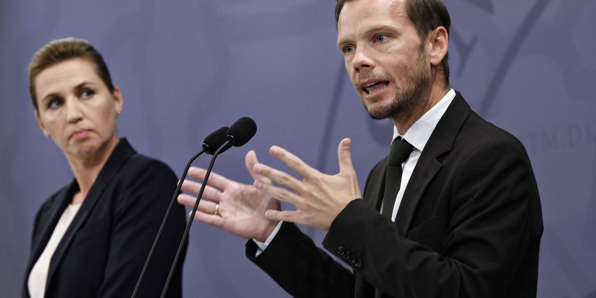 Indvandrere, der ikke er jobparate, skal også have 37 timers aktiveringspligt, foreslår regeringen. Her er det beskæftigelsesminister Peter Hummelgaard og statsminister Mette Frederiksen på tirsdagens pressemøde om en reform, der skal øge arbejdsudbuddet.