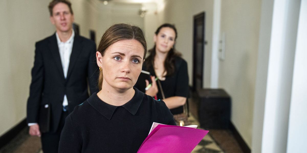Enhedslisten på vej til møde med regeringen om reformforslaget 'Danmark kan mere I'. I front er det politisk ordfører Mai Villadsen, bagved er det beskæftigelsesordfører Victoria Veláquez og finansordfører Rune Lund.