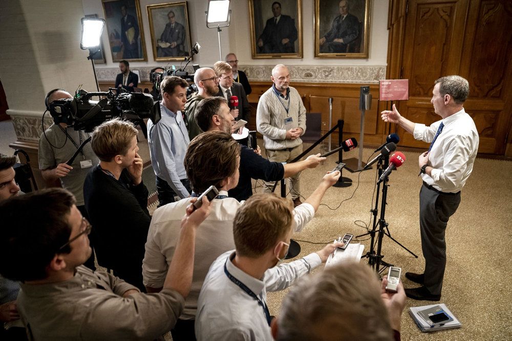 Justitsminister Nick Hækkerup (S) måtte i december svare på spørgsmål fra både journalister og Folketingets Retsudvalg om et actioncard, som politiet benyttede i forbindelse med aflivningen af mink. Undervejs nægtede Justitsministeriet en journalist at se de forskellige versioner af det actioncard. Det var ifølge Folketingets Ombudsmand fejlagtigt. (Arkivfoto)