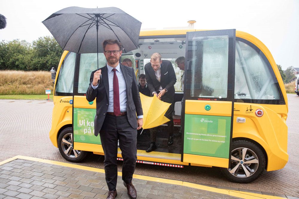 Transportminister Benny Engelbrecht (S) indvier forsøget med førerløs bus på Slagelse Sygehus. For første gang i Danmark kører en førerløs bus på offentlig vej.