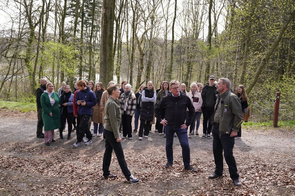 I april besøgte statsminister Mette Frederiksen (S) den kommende naturnationalpark i Fussingø ved Randers NV. Her gik hun tur med skovridderen og en gymnasieklasse. (Arkivfoto)