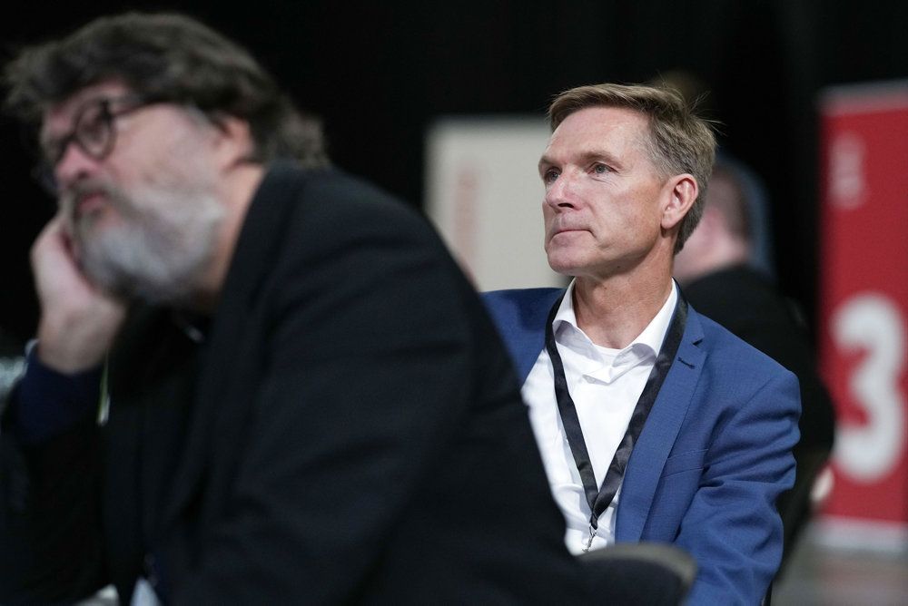 Dansk Folkepartis formand, Kristian Thulesen Dahl, er presset af dårlige meningsmålinger og intern uro i partiet inden weekendens årsmøde i Herning. Han understreger, at han vil fortsætte som formand og opfordrer til ro inden kommunalvalget 16. november. (Arkivfoto.)