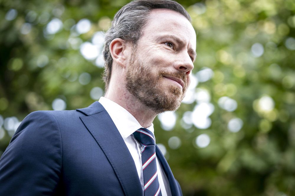 Venstre-formand Jakob Ellemann-Jensen, der her ses på Flagdag for Danmarks udsendte, håber efter de første samtale med finansminister Nicolai Wammen (S), at regeringen vil gøre investeringerne i grøn omstilling mere konkrete, end udspillet lægger op til.