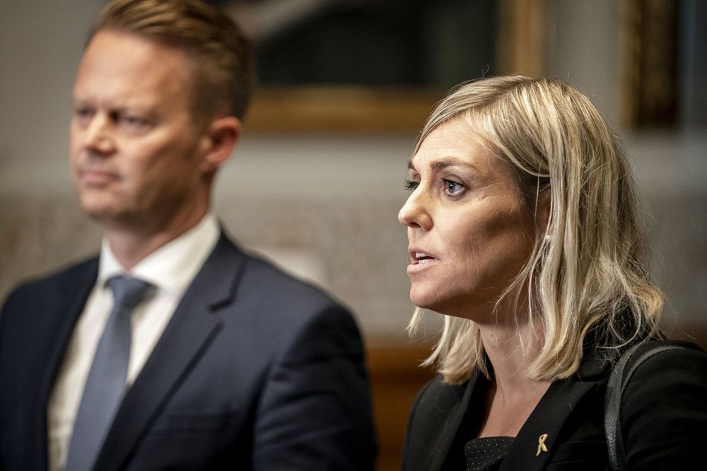 Forsvarsminister Trine Bramsen (S) og udenrigsminister Jeppe Kofod (S) har fredag været i samråd for at forklare deres gøren og laden i dagene og timerne op til Afghanistans hovedstad, Kabul, faldt til den islamistiske, militante bevægelse Taliban.