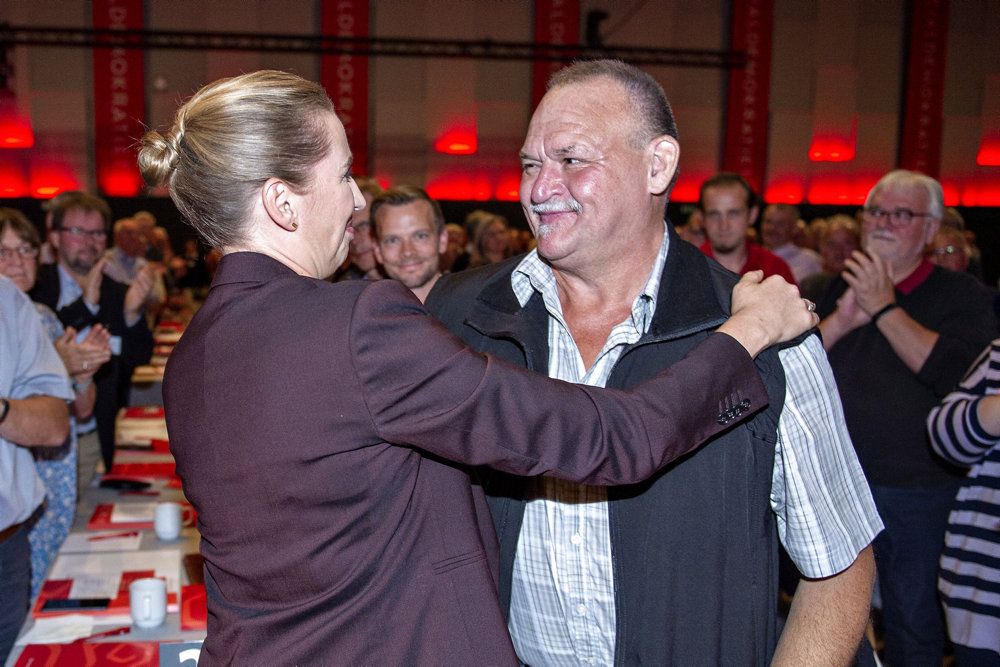 (Arkivfoto) Socialdemokratiets formand, statsminister Mette Frederiksen, gav et knus til Arne på Socialdemokratiets seneste kongres i 2019. Forslaget om en tidlig tilbagetrækning fra arbejdsmarkedet til Arne og andre som ham, har formentlig hjulpet til at Socialdemokratiet står stærkt halvvejs i regeringsperioden.