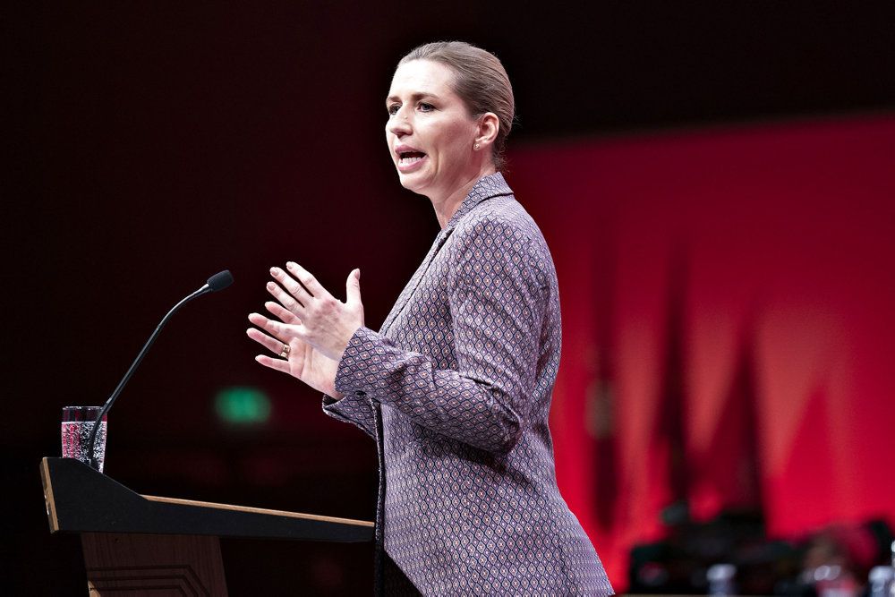 Statsminister Mette Frederiksen siger på talerstolen ved Socialdemokratiets kongres i Aalborg, at landbruget skal have bindene reduktionsmål for at sikre klimaet.