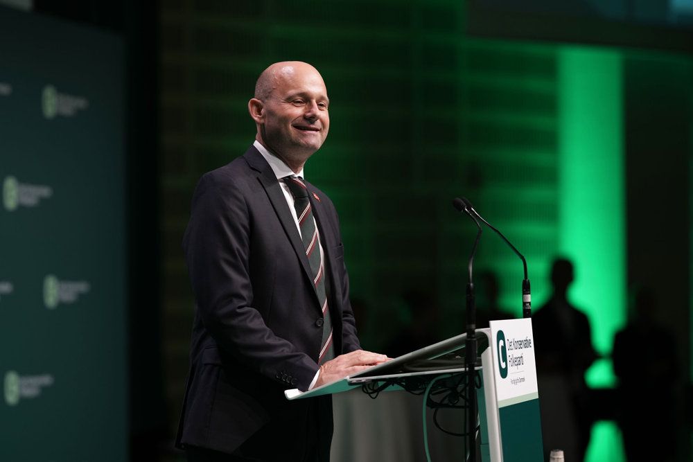 Da K-formand Søren Pape Poulsen trådte op på scenen til partiets landsråd, blev han mødt med en masse klapsalver.