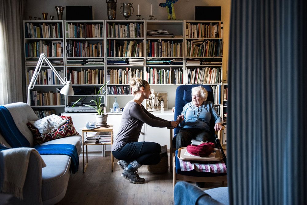Ifølge danske regler er herboende østeuropæere ikke berettiget til støtte fra staten, hvis de vil søge ind på en uddannelse som social- og sundhedsassistent. Det møder kritik fra kommuner og sosu'er.