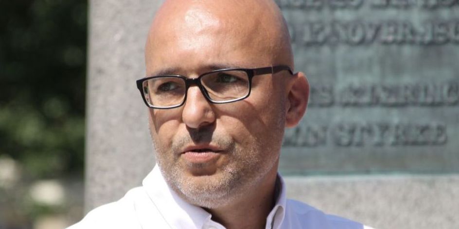 Det går skidt med at få Liberal Alliance lokalt og nationalt til at spille sammen, mener byrådsmedlem Jeppe Lindberg i Køge. Han har forladt LA og er blevet løsgænger.