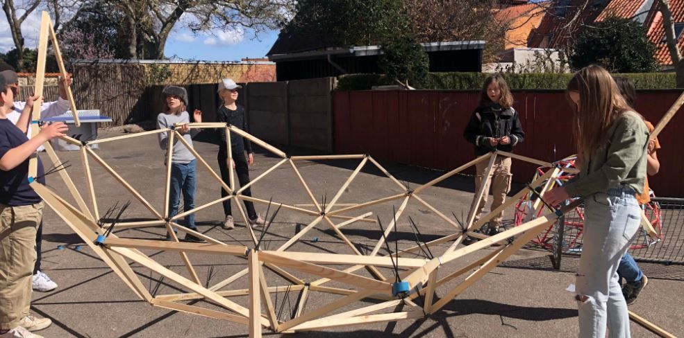 Et af projekterne af huskunstner Nynne Haugaard er konstruktionen af tre domer til brug af Ærøs børn og unge.