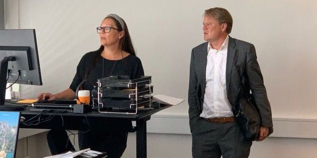 (Arkiv) Den nu afskedigede jobcenterchef Bo Hammer (th) har indberettet Tårnby Kommune til STAR for flere uregelmæssigheder i forvaltningen. Billedet er fra jobcentret, hvor han står sammen med en medarbejder.