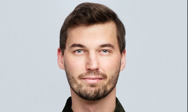 Christopher Røhl Andersen (R) fortæller på Twitter, at han er "virkelig stolt" over, at København nu skal bede om at huse nogle af de nytilkomne afghanske flygtninge.