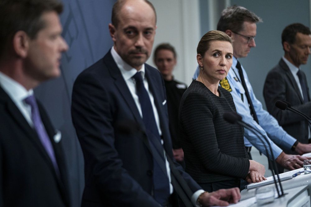 Mange vil huske pressemødet 11. marts 2020 i Statsministeriets spejlsal, hvor Mette Frederiksen bekendtgjorde den første nedlukning af Danmark. Knap halvandet år senere ophæves de resterende restriktioner fra genåbningsaftalen fra juni 2021.