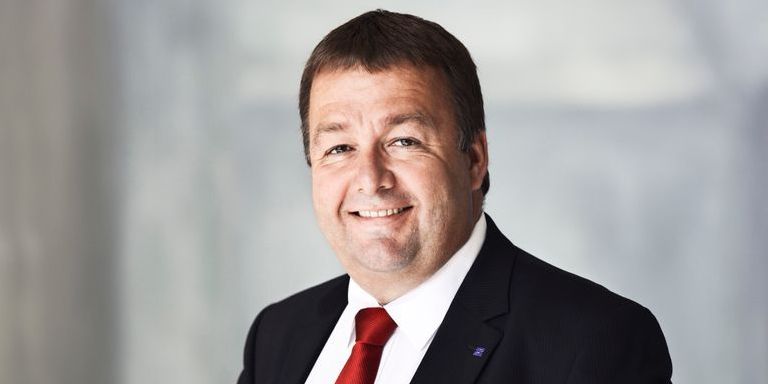 Dansk Metals formand Claus Jensen vil ikke afvise, at der kan være grund til at se på, om der skal hentes udenlandsk arbejdskraft ind - dog med visse betingelser.
