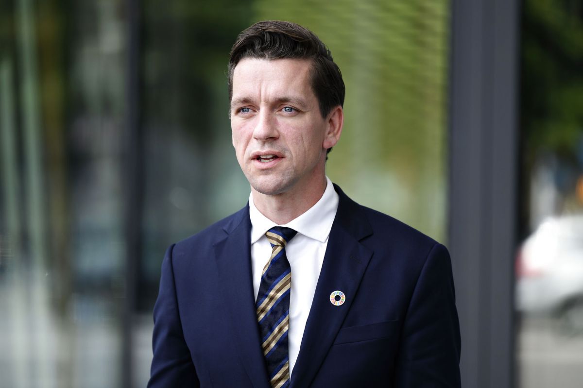 Indenrigs- og boligminister Kaare Dybvad (S) vælger ret usædvanligt at kommentere striden om servicerammer blandt borgmestrene med en støtte til bedre service i yderkommunerne.