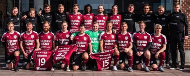 For fem år siden sponsorerede Ringkøbing-Skjern Kommune spillerdragter til en gruppe eksilvestjyder, der savnede foreningslivet hjemme fra Vestjylland.