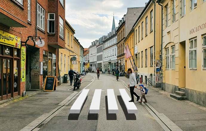 3D-effekten ved overgangen virker ved hjælp af skygger, så det ligner, at feltet svæver nogle centimeter over jorden. Det skal nu præves tre steder i Aarhus.