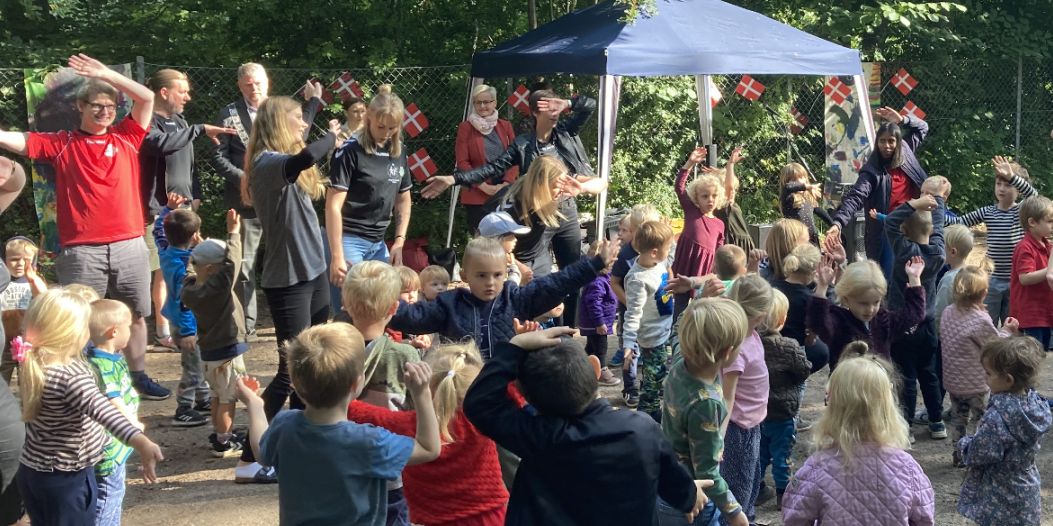 Der var glæde og fest, da Troldhøj-børnene sammen med voksne fejrede, at børnehuset blev udnævnt til Årets Dagtilbud 2021. I baggrunden skimtes undervisningsminister Pernille Rosenkrantz-Theil (S), som holdt tale.