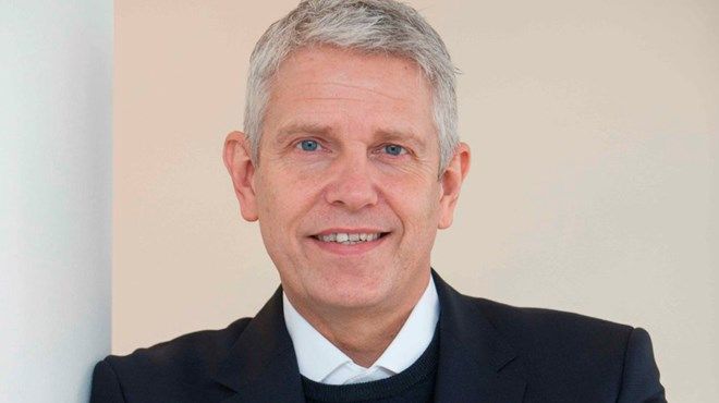 Fremskudte socialrådgivere ansat direkte på skolerne kan være en god måde at fange mistrivsel i opløbet, vurderer John Dyrby Paulsen (S) borgmester i Slagelse Kommune.