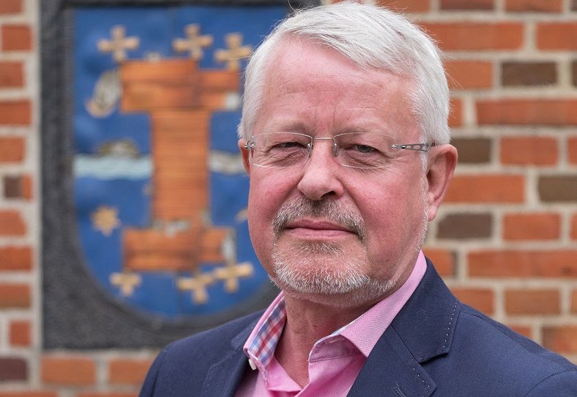 "Vi tager det stille og roligt, og fordi det tilfældigvis er valgår, så skal vi ikke ud i overbud," siger Norddjurs borgmester, Jan Petersen (S).