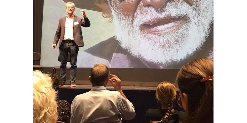 På billedet ses et oplæg ved Eske Willerslev på scenen ved Dannelseskonferencen sidste år på Nykøbing Falster Teater.