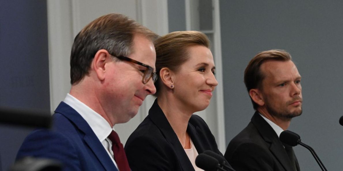 Finansminister Nicolai Wammen, statsminister Mette Frederiksen og beskæftigelsesminister Peter Hummelgaard har tirsdag præsenteret reformpakken 'Danmark kan mere I'. Ifølge planen skal kontanthjælpsmodtagere i højere grad aktiveres.