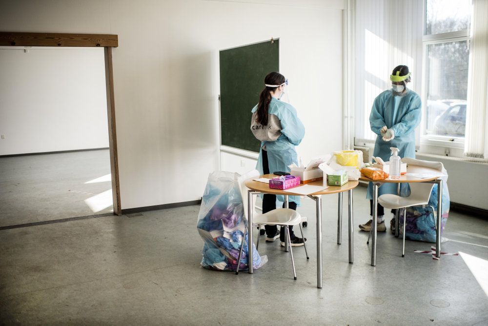 Skolerne skal, til at teste de mindre elever mere. Fremfor at sende eleverne hjem, hvis de har været nær kontakt, skal eleverne testes i stedet og så blive på skolen, medmindre de viser symptomer eller får en positiv test.