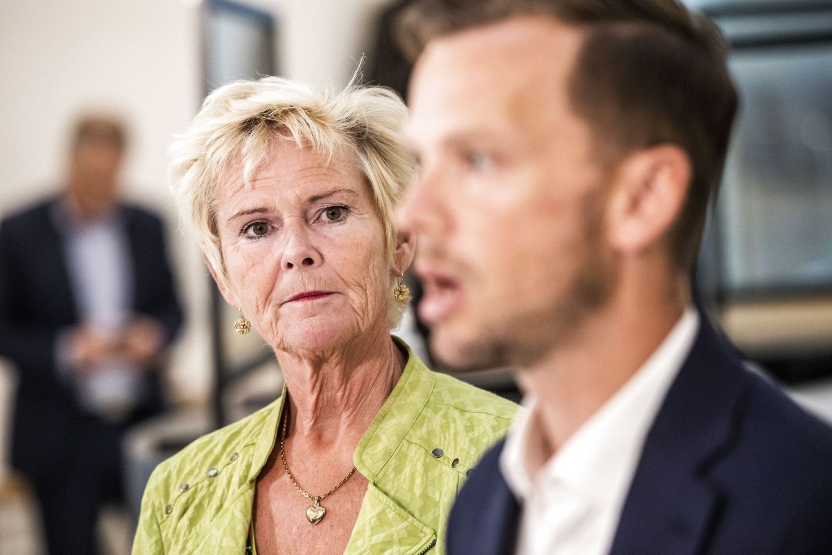 Formanden for FH Lizette Risgaard og beskæftigelsesminister Peter Hummelgaard (S) er glade for at kunne præsentere ny trepartsaftale.