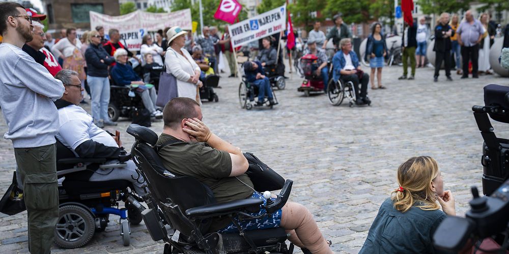 Flere handicappede demonstrerede i sommer 2021 foran Christiansborg, da de mener, at der blev afsat for få midler til det specialiserede socialområde i økonomiaftalen for 2022. KL var gået til forhandlingerne med et krav på 5,5 mia. kr., men det endte med en aftale, hvor man fik 1,4 mia. kr., som både skulle gå til handicappede og ældre.