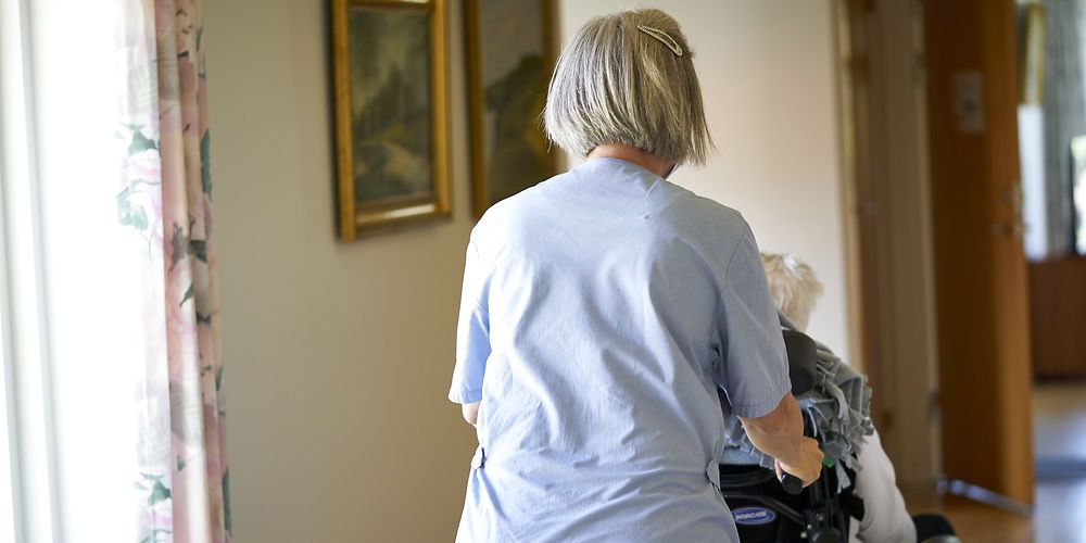 Flere kommuner har stor fokus på at rekruttere og fastholde SOSU-medarbejdere, men de har forskellige tiltag til at løse udfordringerne.