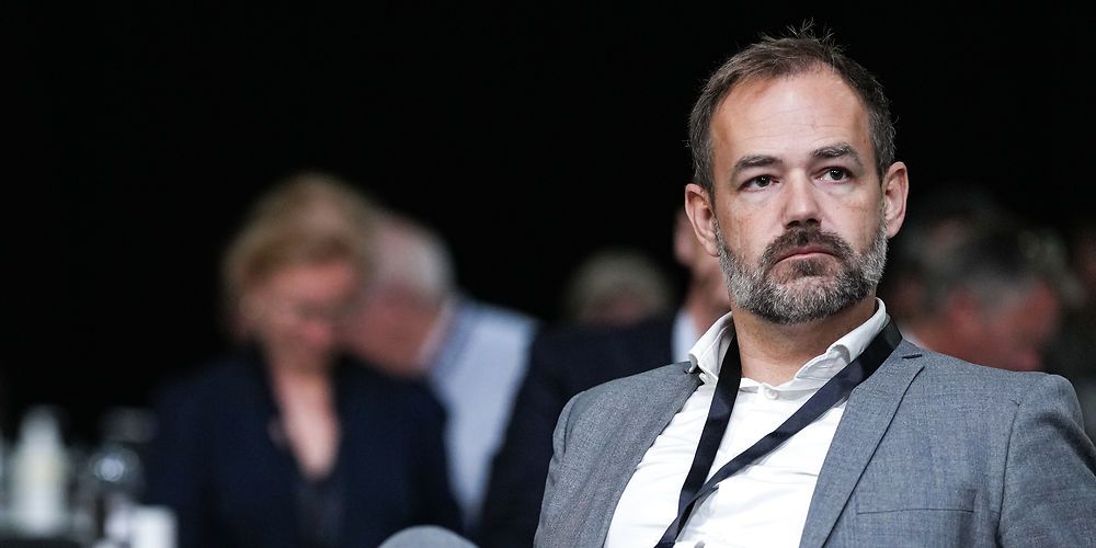 KL-formand Jacob Bundsgaard bekræfter, at alle kommuner skal gennemføre en budgetnedskæring på 0,4 procent for at sikre, at kommunerne overholder de aftalte service- og anlægsrammer.