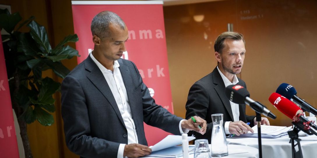 (Arkiv) Regeringens forslag om nytteindsats risikerer at få færre i job, når alt tages i betragtning. Det fremgår af dagens vismandsrapport. Her fremlægger udlændinge- og integrationsminister Mattias Tesfaye og beskæftigelsesminister Peter Hummelgaard detaljerne i den foreslåede nytteindsats på pressemøde i september.
