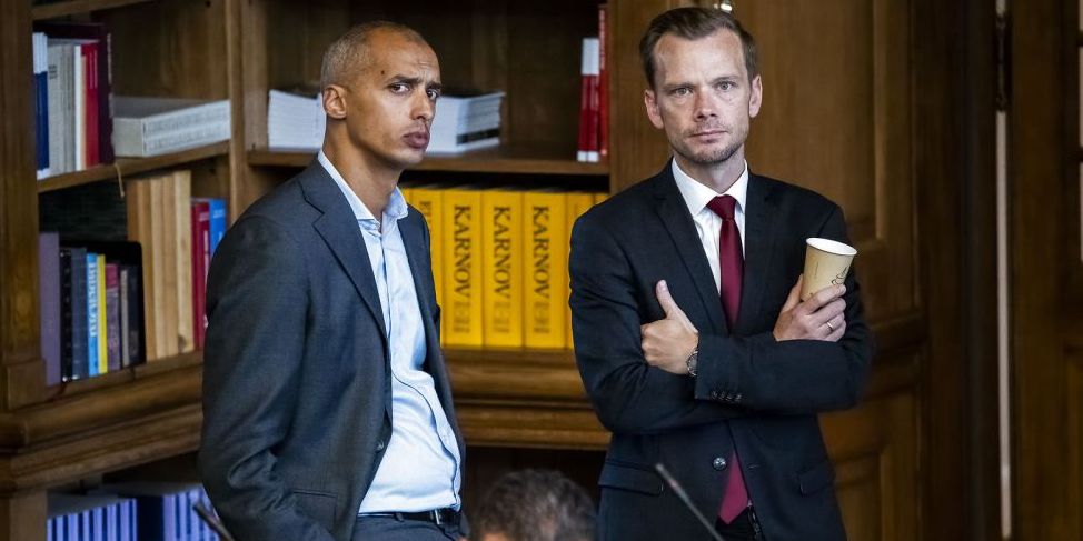 Beskæftigelsesminister Peter Hummelgaard (th) vil se kritisk på, om kommunerne skal have alle beskæftigelsesopgaver, sagde han fredag på KL møde i Aalborg. Her ses han til Folketingets åbning med udlændinge- og integrationsminister Mattias Tesfaye, der fra lørdag er konstitueret beskæftigelses- og ligestillingsminister. Peter Hummelgaard skal nemlig på barselsorlov i to måneder.