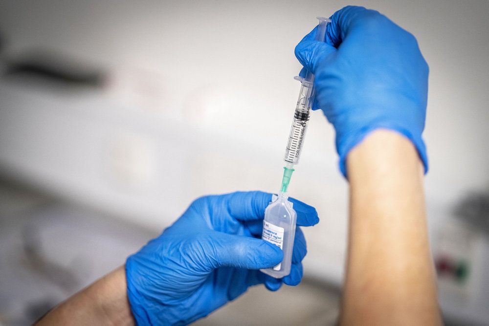 - En kæmpe appel fra mig: Hvis vi skal holde Danmark åbent, så skal vi altså have flere til at lade sig vaccinere, siger sundhedsminister Magnus Heunicke (S).