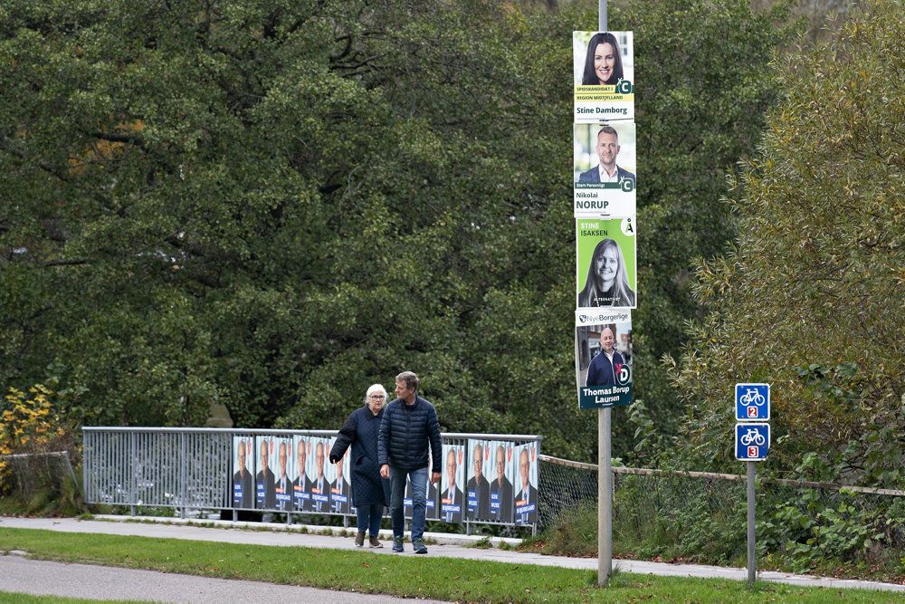 Valgplakater hænger overalt i landet lige nu. Her er det i Viborg.