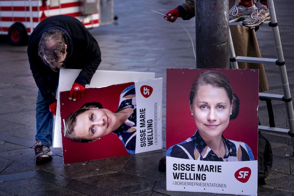 Sisse Marie Wellings (SF) portræt hænger i øjeblikket på valgplakater rundt om i København, men den ægte vare må vælgerne undvære i den kommende tid, fordi hun er blevet testet positiv for coronavirus.