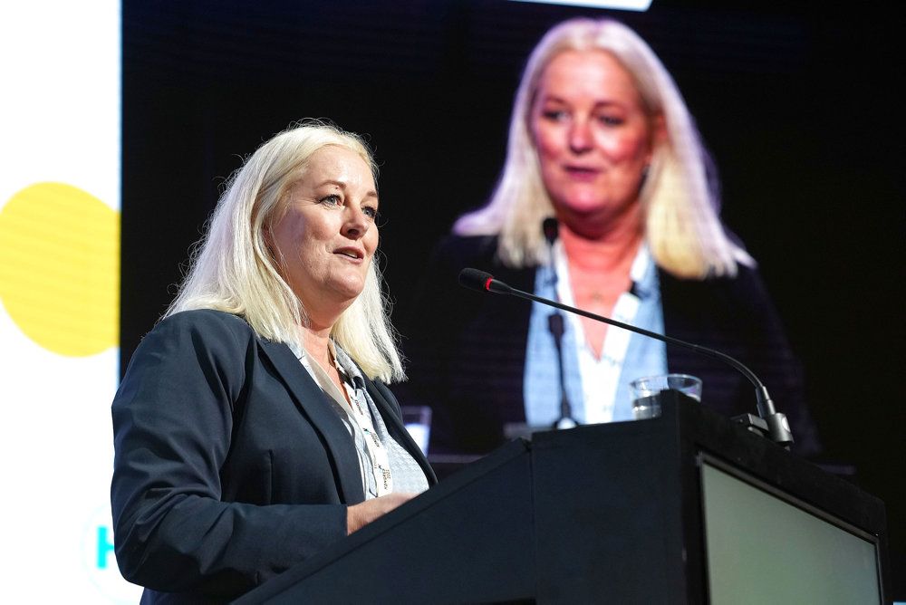 Anja C. Jensen skal fremover stå i spidsen for HK Danmarks godt 220.000 medlemmer. Det står klart efter et flertal på fagforbundets kongres lørdag stemte på hende som afløser for Kim Simonsen.