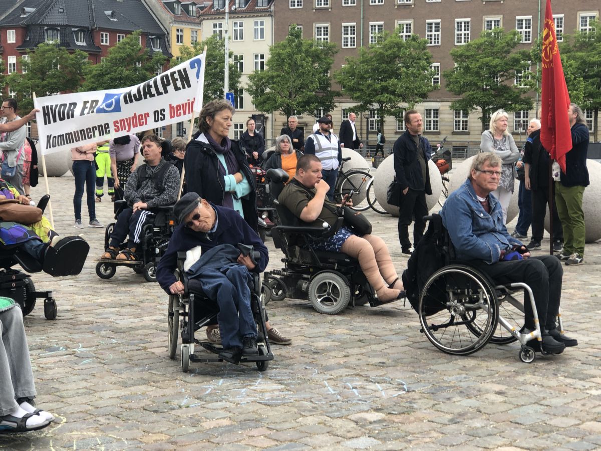 Handicappede borgere demonstrerer foran Christiansborg Slotsplads den 24. juni 2021, fordi de mente, at der ikke var afsat tilstrækkeligt med midler af til det specialiserede socialområde i økonomiaftalen for 2022 mellem regeringen og KL.