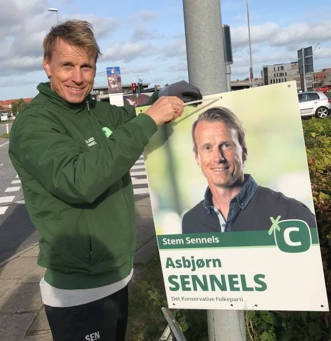 Den tidligere professionelle fodboldspiler Asbjørn Sennels stiller op for De Konservative i Viborg. 