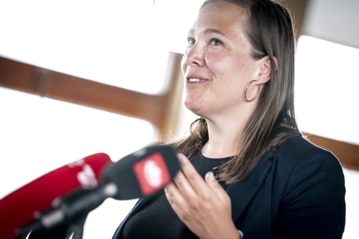 Social- og ældreminister Astrid Krag (S) er glad for sammen med KL og nogle fonde at kunne uddele penge til udsatte børn, der er blevet endnu mere udsat som følge af corona-nedlukninger.