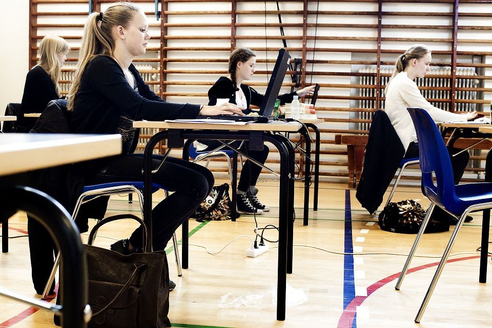 Skoleleder fratræder sin stilling som skoleleder på Søndervangskolen i Aarhus efter anklager om snyd ved eksamen.