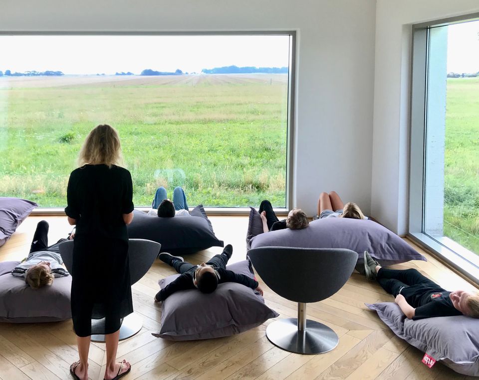 Guldborgsund Kommune er en dannelseskommune, og på billedet er skolebørn fra kommunen på besøg på Fuglsang Kunstmuseum, som en del af dannelsesrygsækken. Nu igangsætter kommunen en Masterclass i dannelse af medarbejdere.
