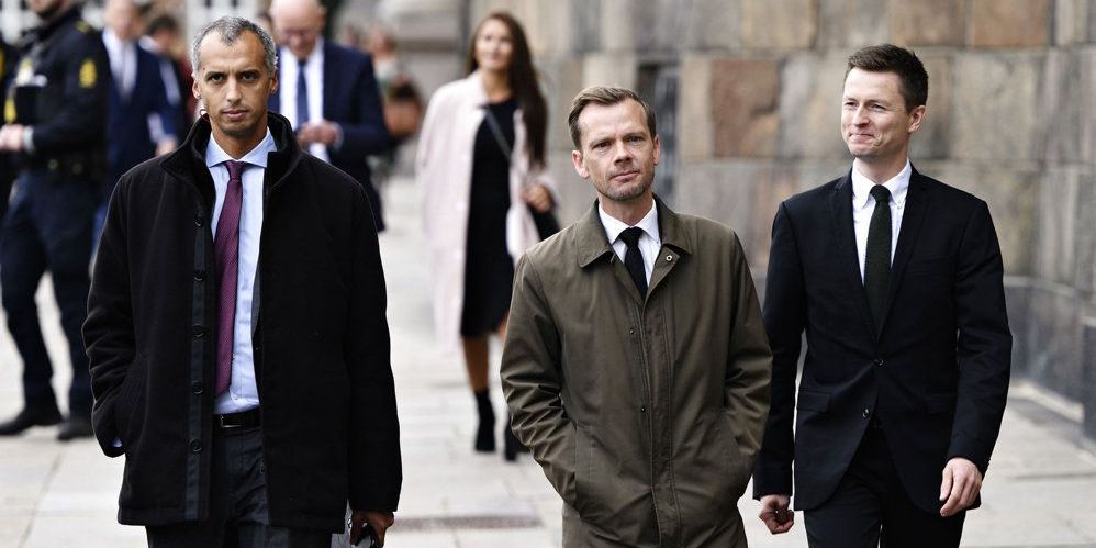 Udlændinge- og integrationsminister Mattias Tesfaye (tv.) overtager ministerposterne fra beskæftigelsesminister og minister for ligestilling Peter Hummelgaard (i midten), mens sidstnævnte holder forældreorlov.